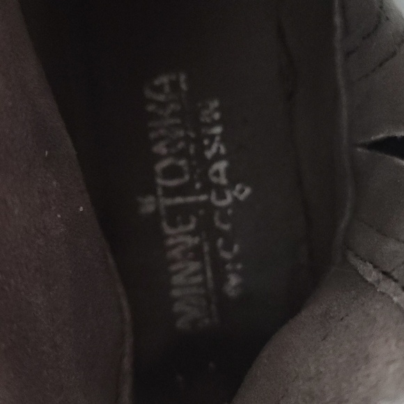 Minnetonka Gray Suede Ankle Booties Moccasins Womens Fringed Zips Sz 7 GUC - Picture 2 of 11